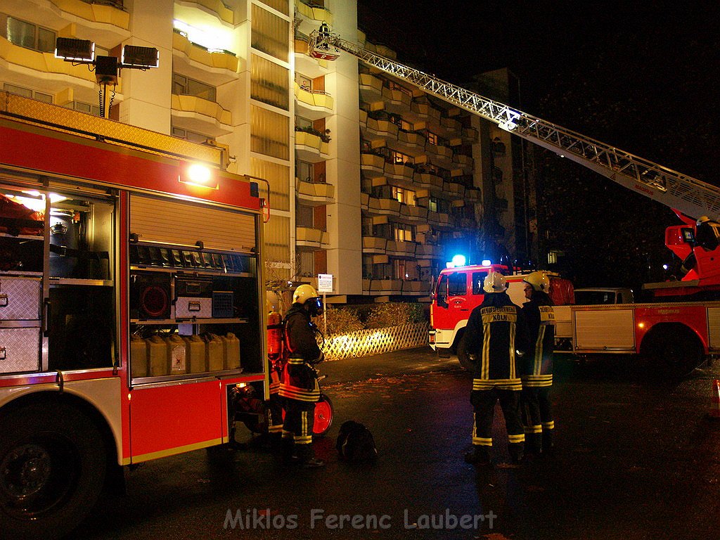 Feuer Koeln Ostheim Gernsheimerstr (Fehlalarm) P28.JPG